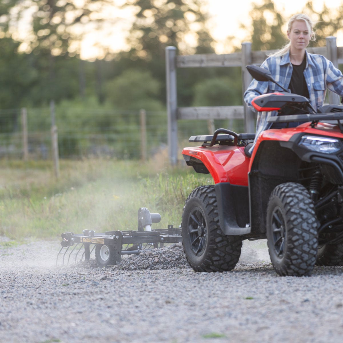 Gårdsharv ATV med justerbart chassis og drag
