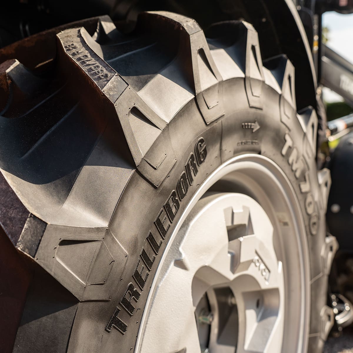 Traktor Lovol 55 hk PRO 4WD med frontlaster, Stage V