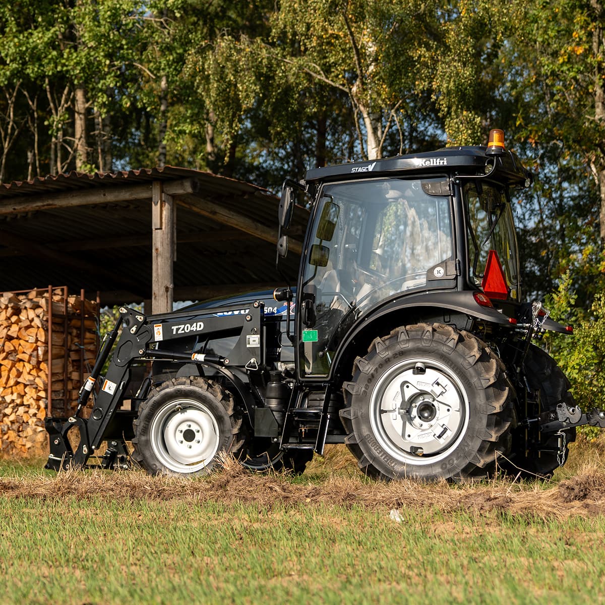 Traktor Lovol 55 hk PRO 4WD med frontlaster, Stage V