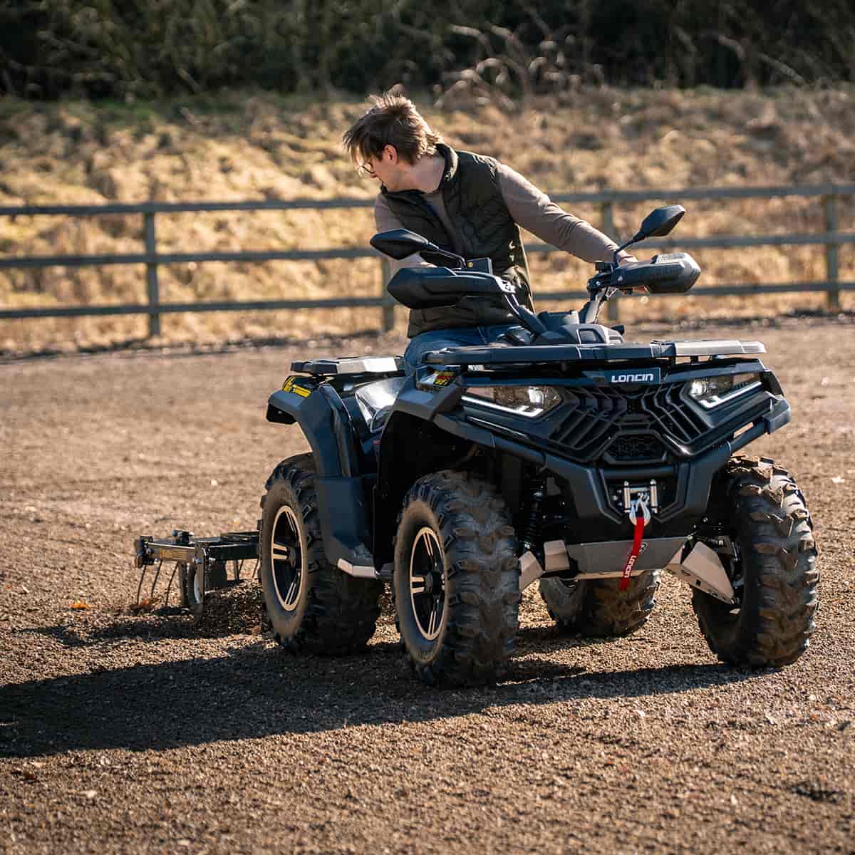 Gårdsharv ATV med justerbart chassis og drag